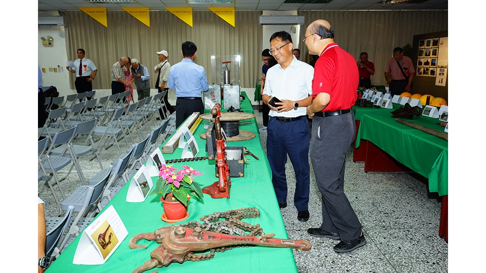 現場展出實體文物、相片、文宣、圖資等，使人體會到建設及維護橫越中央山脈的「舊東西輸電線」的艱辛。